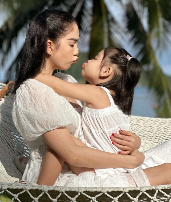 Tình cảm gắn bó giữa Ngọc Trinh và bé He được nữ người mẫu ví như mối quan hệ giữa mẹ và con gái. Ảnh: FBNV.