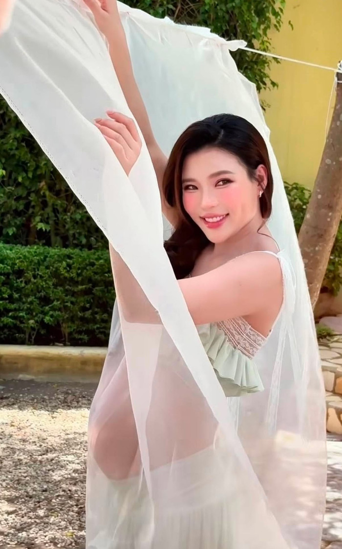 Thúy Diễm rạng rỡ khi mang thai lần hai.