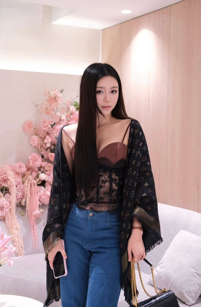 Quỳnh Kool đăng tải loạt ảnh với phong cách gợi cảm. Ảnh: FBNV