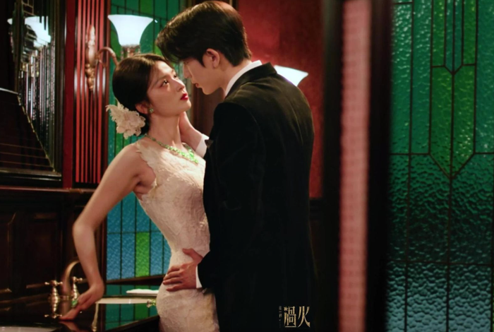 Phân đoạn cưỡng hôn đầy căng thẳng giữa Trương Lăng Hách và Vương Sở Nhiên gây bão mạng xã hội Trung Quốc. Ảnh: NSX