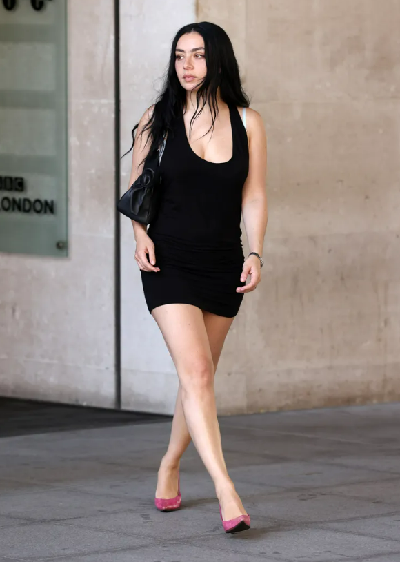 Charli XCX được bắt gặp tại phòng thu BBC Radio 1 ở London vào ngày 26 tháng 6 năm 2026. Ảnh: Getty Images