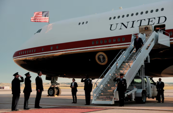 Tổng thống Mỹ Donald Trump bước xuống Air Force One mới, chiếc chuyên cơ do Qatar trao tặng, khi đến Căn cứ Không quân Ellsworth ở khu vực Belle Fourche-Cheyenne Valleys, bang Nam Dakota (Mỹ), ngày 3/7/2026. Ảnh tư liệu: Reuters/Kylie Cooper.
