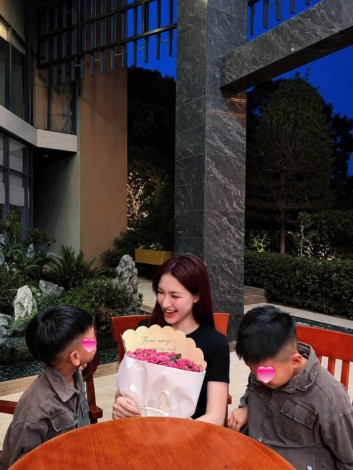 Hòa Minzy hạnh phúc gặp lại 2 con trai nuôi. (Ảnh từ Facebook Lì Em)