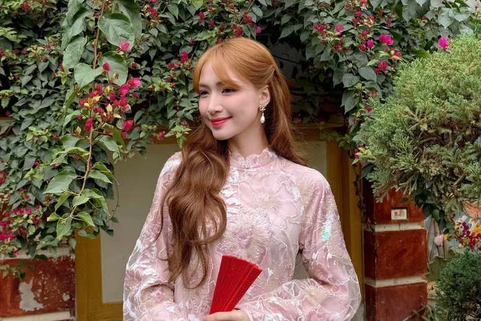 Phản ứng của Hòa Minzy khiến mạng xã hội xôn xao.