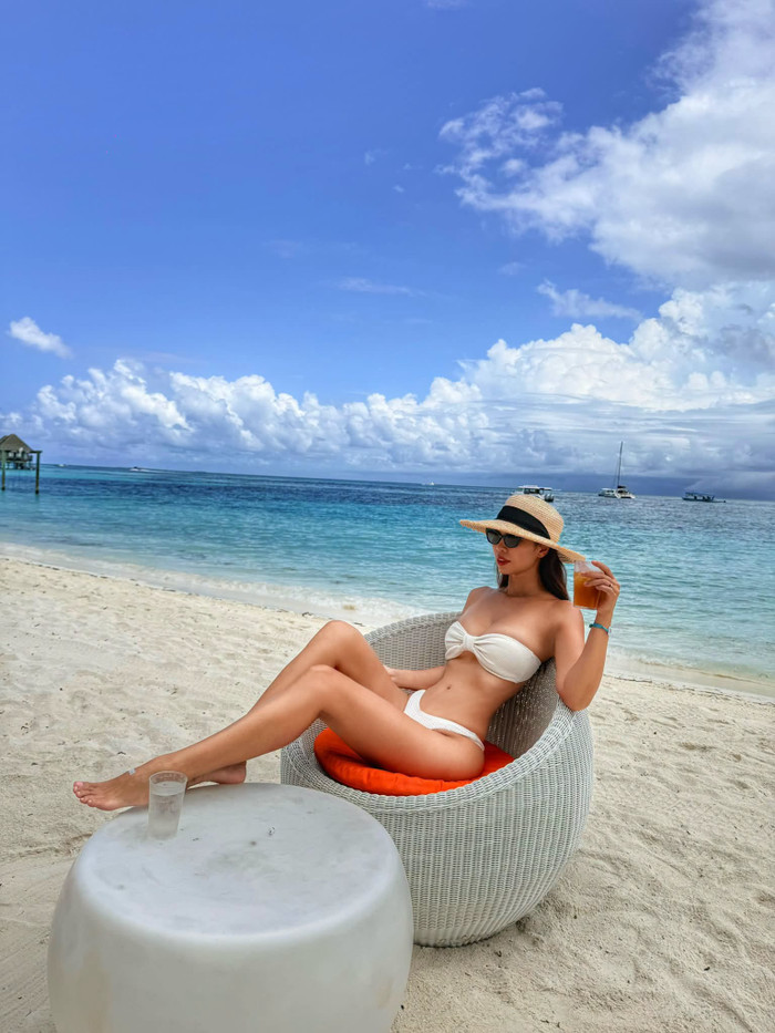 Body nóng bỏng của siêu mẫu Hà Anh trong trang phục áo tắm gây sốt mạng xã hội. (Nguồn: FBNV)