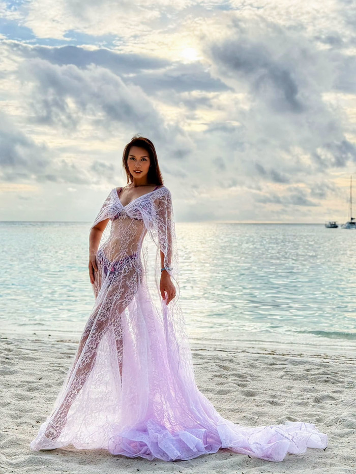 Siêu mẫu Hà Anh thả dáng giữa Maldives, vóc dáng tuổi U50 gây trầm trồ. (Nguồn: FBNV)