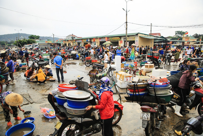 Chợ Bến cá Nghi Thủy. Ảnh: báo Nghệ An