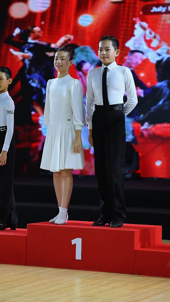 Bé Kubi - con trai Khánh Thi và Phan Hiển đạt hạng nhất ở một cuộc thi về dancesport.