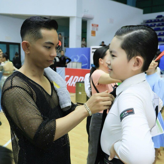 Đây không phải lần đầu tiên Phan Hiển chia sẻ về sự nghiêm khắc của mình trong việc dạy con.&nbsp;