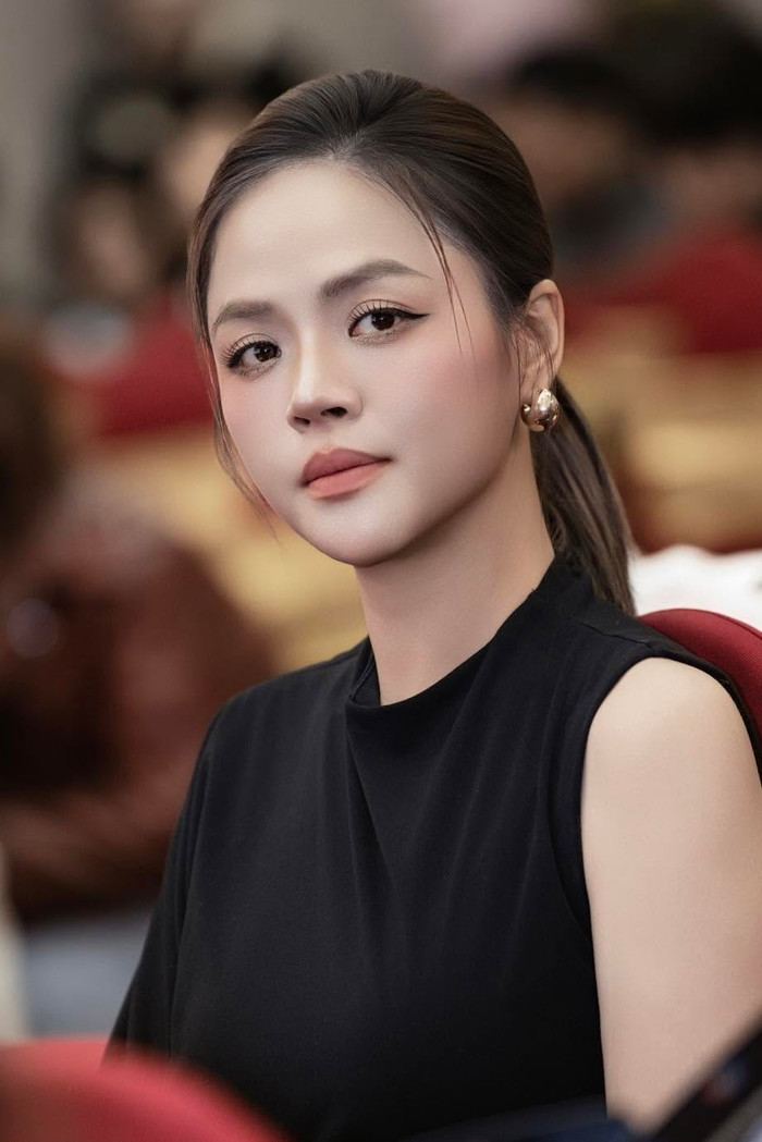 Thu Quỳnh cũng cởi mở hơn khi chia sẻ mình đang có một mối quan hệ bình yên nhưng vẫn giữ kín danh tính người đồng hành. Ảnh: FBNV.
