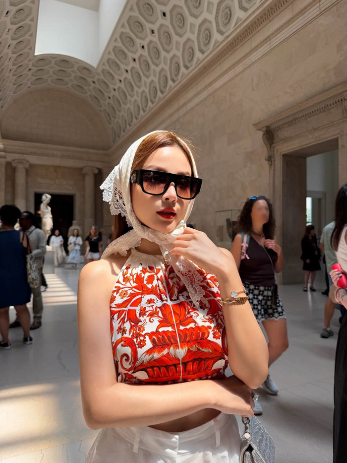 Huyền Baby khoe sắc giữa lòng New York, visual lão hóa ngược gây chú ý. (Nguồn: FBNV)
