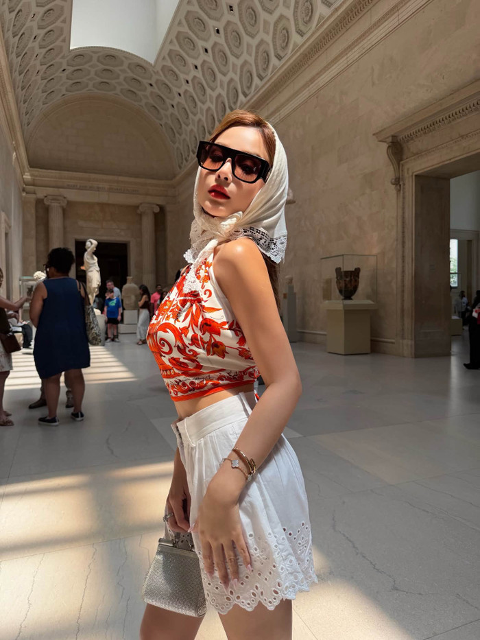 Gu thời trang sang trọng giúp Huyền Baby nổi bật giữa New York. (Nguồn: FBNV)