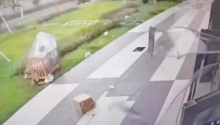 Bé gái 6 tuổi bị gió bão hất văng khỏi cửa hàng, diễn biến sau đó gây chú ý Ảnh 3