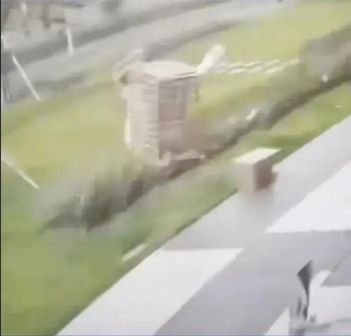 Bé gái 6 tuổi bị gió bão hất văng khỏi cửa hàng, diễn biến sau đó gây chú ý Ảnh 2