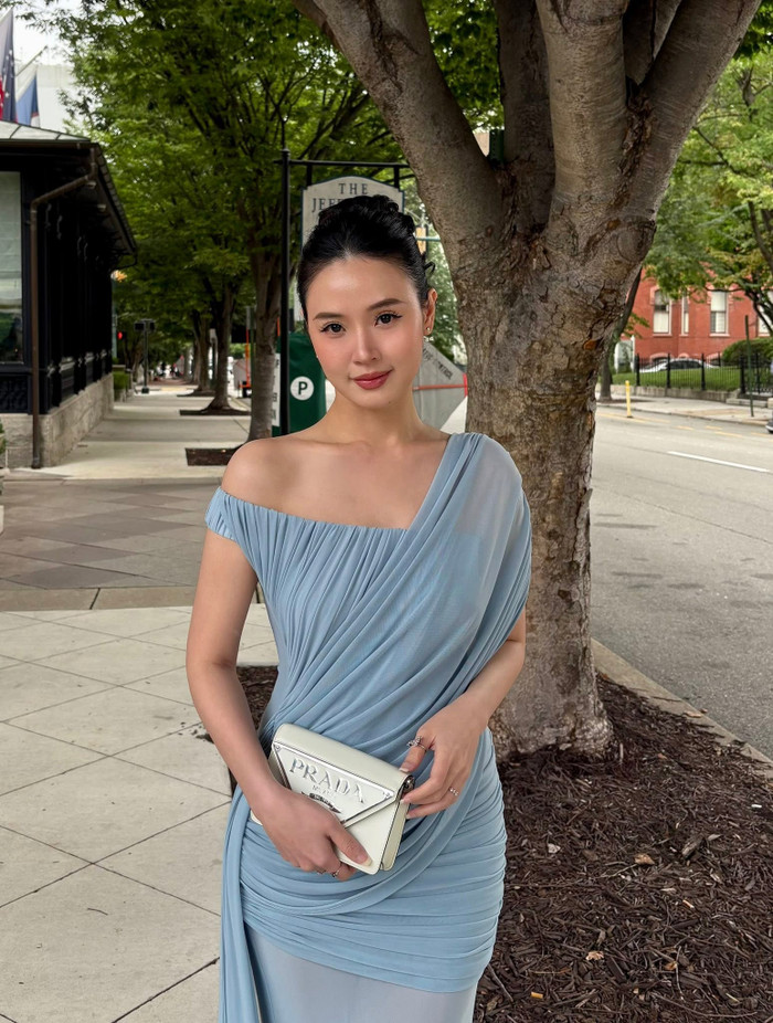 Midu khoe nhan sắc ngọt ngào, vóc dáng thanh mảnh ở Richmond. (Nguồn: FBNV)