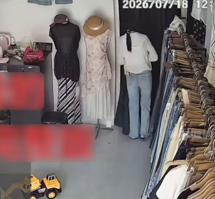Cô gái lẻn vào cửa hàng quần áo rồi để lại một thứ khiến người chủ 'sang chấn tâm lý' Ảnh 2