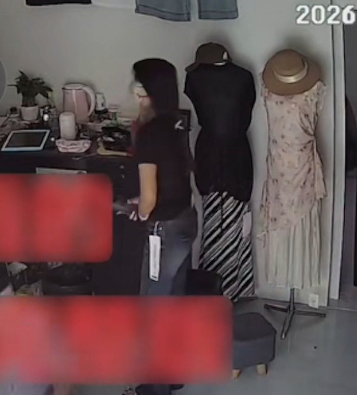 Cô gái lẻn vào cửa hàng quần áo rồi để lại một thứ khiến người chủ 'sang chấn tâm lý' Ảnh 1