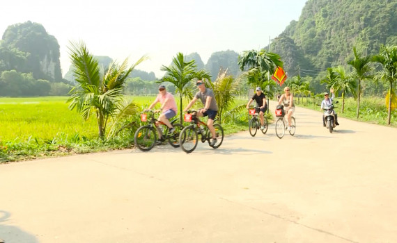 Du khách thích thú đạp xe qua các làng quê Ninh Bình. Ảnh: Truyền hình Ninh Bình