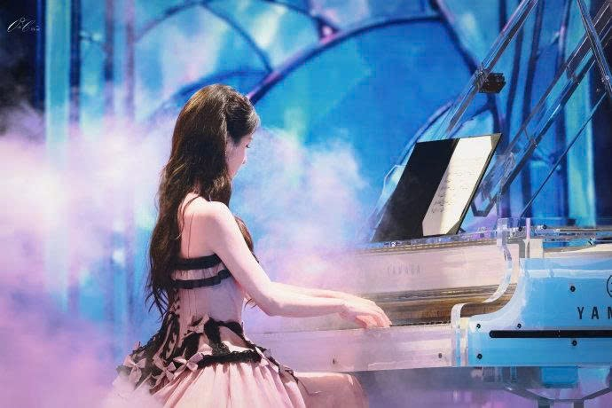 Màn trình diễn piano của Trần Đô Linh mang đến không gian lãng mạn, nhận nhiều lời khen từ khán giả. Ảnh: Weibo.