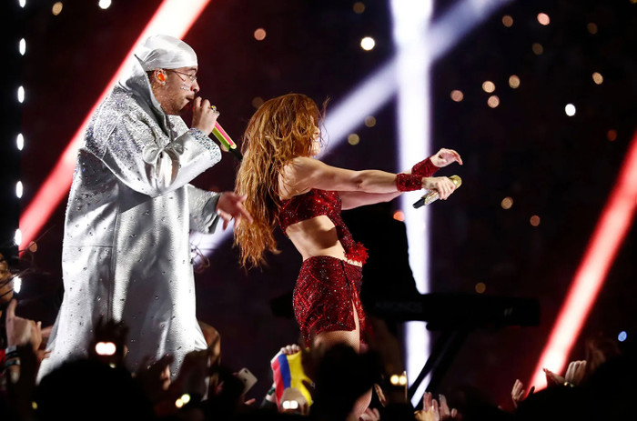 Bad Bunny và Shakira đồng loạt thống trị hai sân khấu danh giá nhất hành tinh Ảnh 7