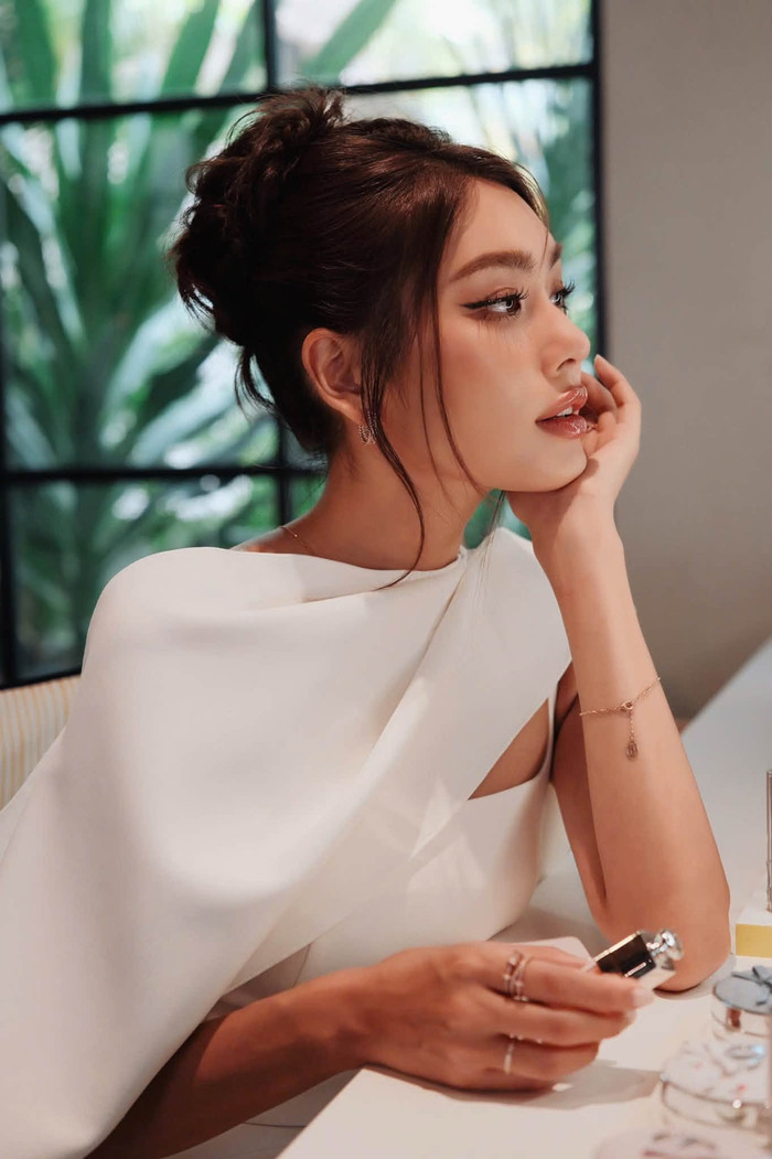 Á hậu Thảo Nhi Lê khoe visual sắc sảo trong thiết kế trắng tinh khôi. (Nguồn: FBNV)