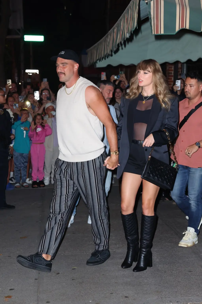 Taylor Swift và Travis Kelce chính thức tổ chức hôn lễ vào ngày 3/7 tại Madison Square Garden trước sự chứng kiến của gia đình và bạn bè thân thiết.&nbsp;
