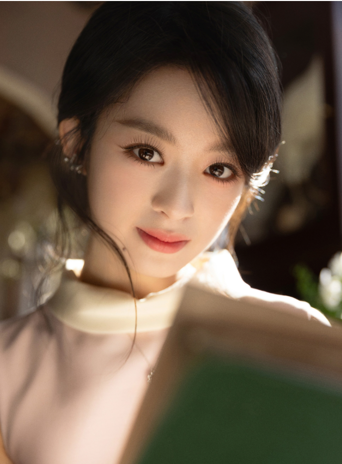 Hoàng Dương Điềm Điềm bắt đầu sự nghiệp từ khi còn nhỏ và nổi tiếng với nhiều vai diễn thời niên thiếu của các nhân vật chính. Cô gây ấn tượng nhờ gương mặt thanh tú, đôi mắt biết nói và nét đẹp đậm chất cổ điển.
