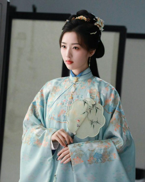 Đặng Ân Hy được khán giả biết đến từ rất sớm với khả năng diễn xuất giàu cảm xúc. Sở hữu vẻ đẹp mong manh cùng đôi mắt giàu biểu cảm, cô được nhiều người ví như 'nàng thơ' của màn ảnh Hoa ngữ.