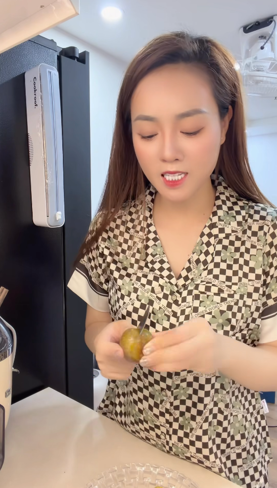 Ngọc Hà lên clip đính chính. Ảnh: Chụp màn hình FBNV