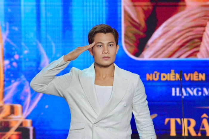 Nam diễn viên Mưa Đỏ bày tỏ lòng biết ơn và niềm tự hào khi nhắc về người ông liệt sĩ. Ảnh: FBNV.
