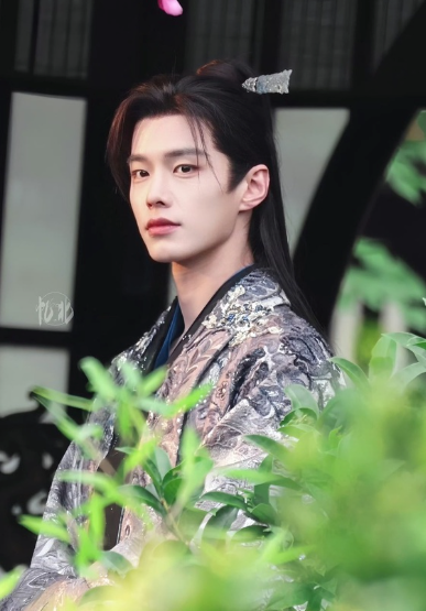 Hà Dữ là một trong những gương mặt nhận được nhiều kỳ vọng trong mùa hè năm nay. Sở hữu ngoại hình sáng cùng diễn xuất ổn định, anh được xem là nhân tố mới của dòng phim ngôn tình. Tuy nhiên, sức hút của Hà Dữ vẫn cần thêm thời gian để được khẳng định.