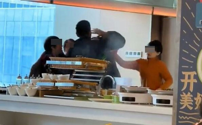 Bị nhân viên nhắc không được mang đồ ăn về, người đàn ông có hành động khiến cả nhà hàng sững sờ Ảnh 1