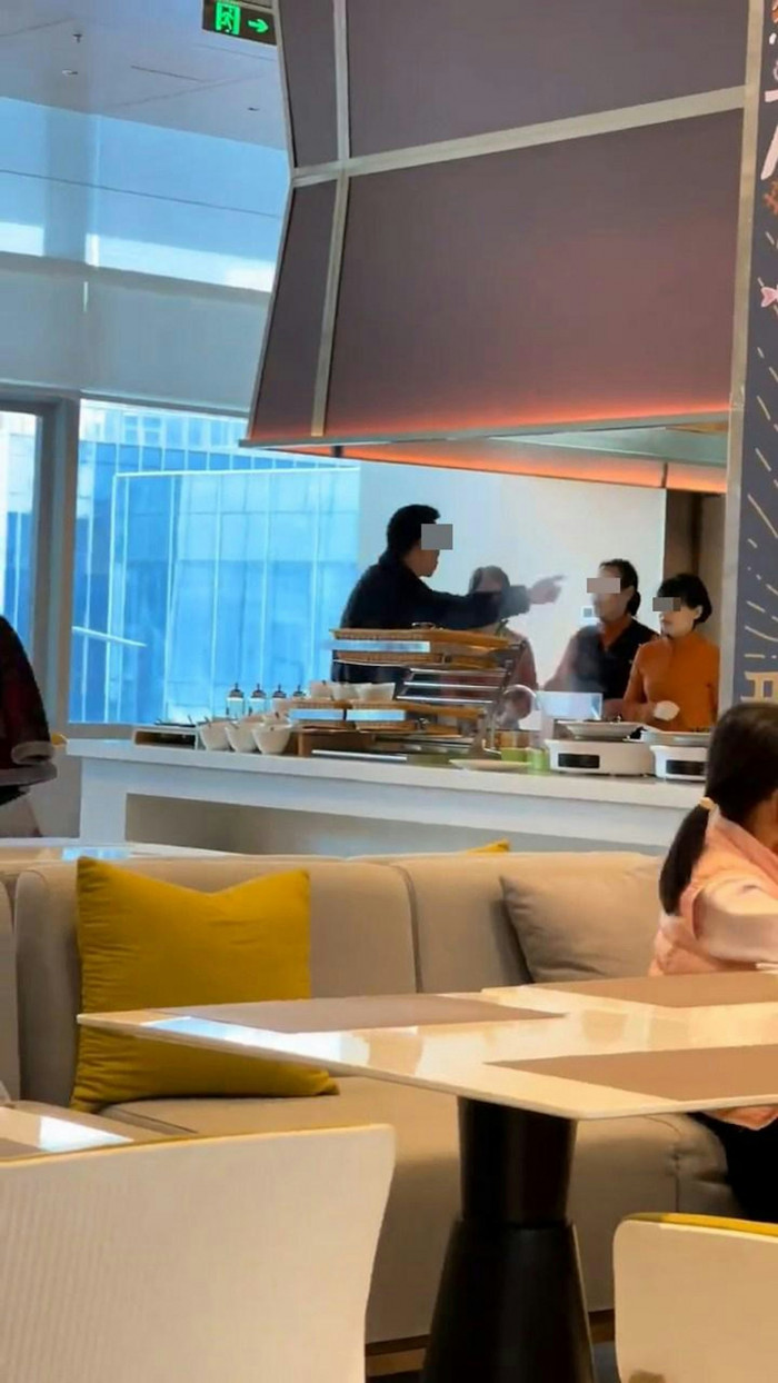 Bị nhân viên nhắc không được mang đồ ăn về, người đàn ông có hành động khiến cả nhà hàng sững sờ Ảnh 2