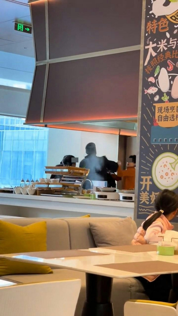 Bị nhân viên nhắc không được mang đồ ăn về, người đàn ông có hành động khiến cả nhà hàng sững sờ Ảnh 3