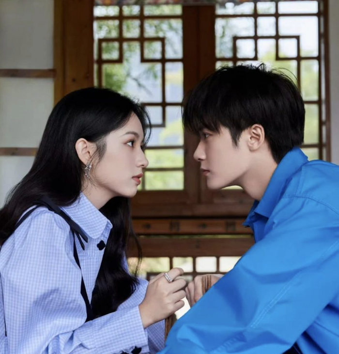 Chuyển thể từ tiểu thuyết Rất Nhớ Rất Nhớ Anh, bộ phim kể về chuyện tình giữa đầu bếp kiêm diễn viên lồng tiếng Mạc Thanh Thành và cô gái yêu âm nhạc Cố Thanh. Không có hiểu lầm kéo dài hay những tình tiết cẩu huyết, tác phẩm ghi điểm nhờ nhịp phim chậm rãi, hình ảnh ấm áp và chemistry ngọt ngào của Đàn Kiện Thứ và Châu Dã.