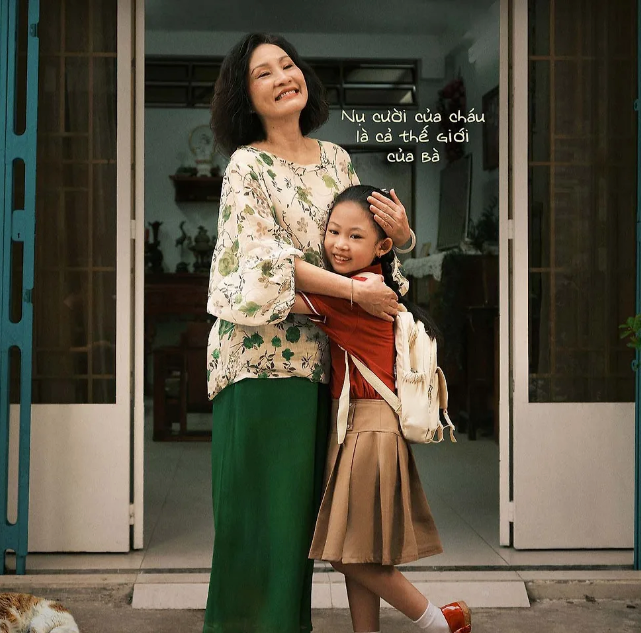Hồng Đào vai bà ngoại Khanh trong Cục vàng của ngoại. Ảnh: NSX