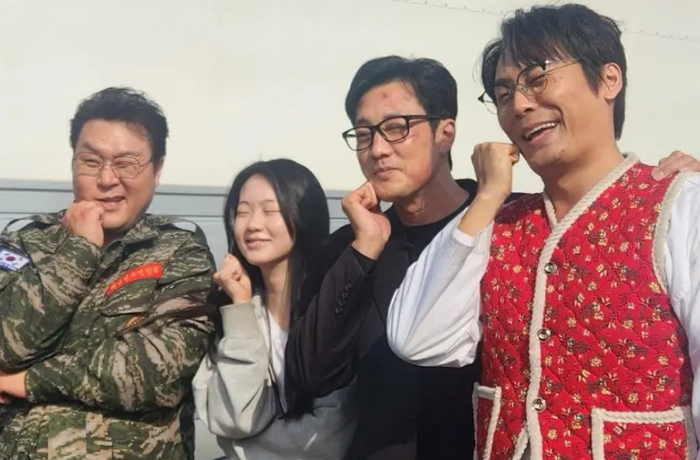 So Ji Sub cùng dàn diễn viên gửi lời cảm ơn khán giả sau khi Điệp vụ Kim tái khởi động khép lại.