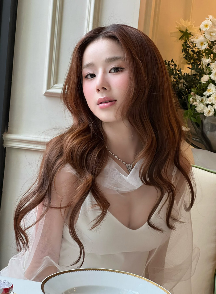 Diễn Viên Thư Đan gây ấn tượng với vẻ ngoài trẻ trung, xinh đẹp. Ảnh: FBNV