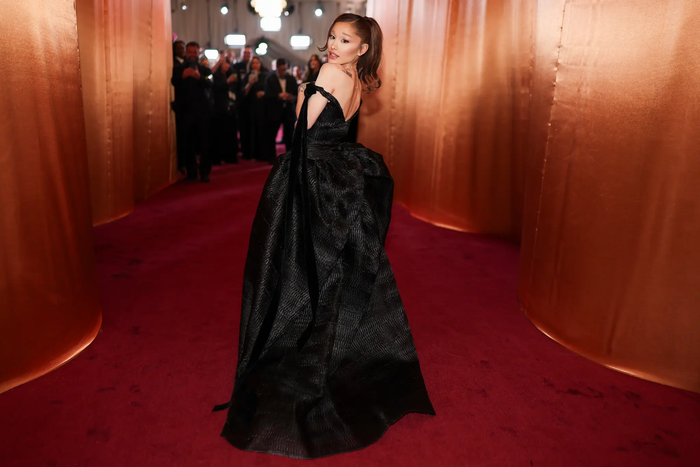 Động thái pháp lý mới nhất của Ariana Grande một lần nữa làm dấy lên vấn đề nhức nhối về nạn rò rỉ nội dung trong ngành công nghiệp âm nhạc.