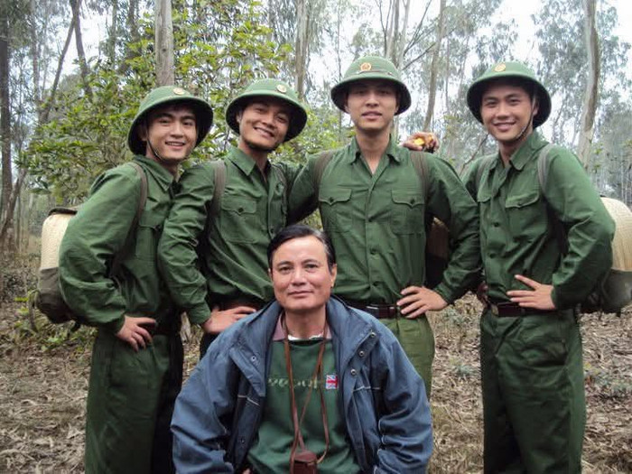 Thanh Sơn chia sẻ loạt ảnh hậu trường Mùi cỏ cháy, bộ phim đánh dấu những bước đi đầu tiên của anh trên màn ảnh rộng. Ảnh: FBNV.