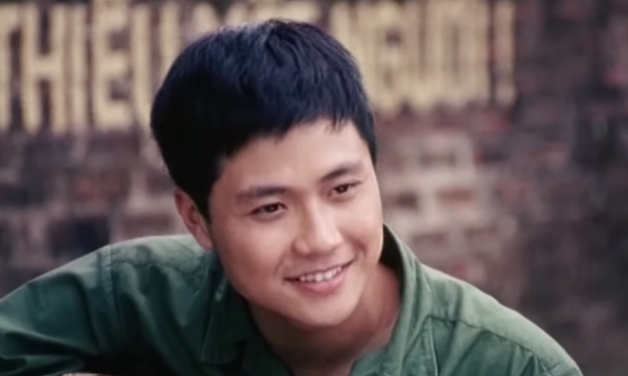 Thanh Sơn hóa thân thành Long, chàng sinh viên giàu tình cảm với số phận để lại nhiều ám ảnh trong Mùi cỏ cháy. Ảnh: FBNV.