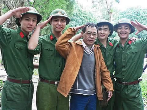 Những ngày ghi hình giữa khói lửa và bối cảnh chiến trường trở thành ký ức đặc biệt trong hành trình làm nghề của Thanh Sơn. Ảnh: FBNV.