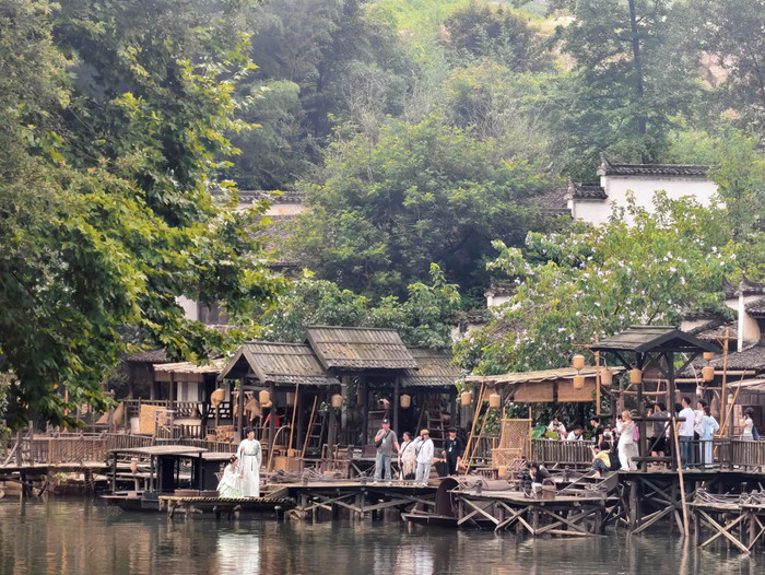Đoàn phim Nhất Niệm Giang Nam ghi hình tại Hoàng Sơn, An Huy. Ảnh: Weibo.