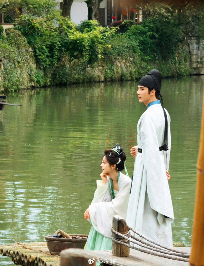Tạo hình đậm chất thủy mặc của Triệu Kim Mạch và Vương An Vũ nhận nhiều lời khen. Ảnh: Weibo.