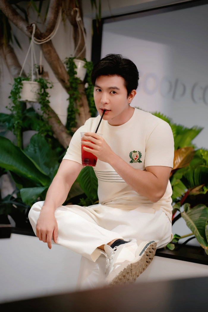 Trong số các diễn viên của Mưa Đỏ, Steven Nguyễn được xem là người có bước tiến nổi bật nhất. Sau hiệu ứng từ bộ phim, nam diễn viên liên tục phủ sóng ở nhiều dự án và được xướng tên ở hạng mục Diễn viên điện ảnh được yêu thích nhất tại WeChoice Awards 2026. Chỉ trong vòng một năm, Steven Nguyễn ghi dấu ấn với hàng loạt dự án đã hoàn thành hoặc chuẩn bị bấm máy như Không Giới Hạn, Hạnh Phúc Bị Đánh Cắp 2, Hùng Long Phong Bá 4, Chị Chị Em Em 3, Trại Buôn Người, Người Mẹ Xấu, Đặc Công Rừng Sác và Hoàng Hậu Cuối Cùng. Tần suất hoạt động dày đặc giúp anh trở thành một trong những gương mặt được săn đón nhất hiện nay.