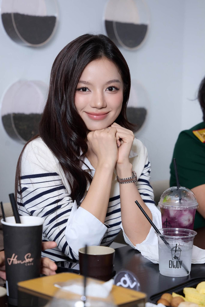 Lê Hạ Anh là một trong những gương mặt nữ hưởng lợi rõ rệt sau Mưa Đỏ. Vai diễn cô lái đò Hồng giúp nữ diễn viên đến gần hơn với khán giả cả nước. Không chỉ giành giải thưởng Cặp đôi được yêu thích cùng Steven Nguyễn, cô còn trở thành gương mặt quen thuộc tại nhiều sự kiện giải trí. Bên cạnh hình ảnh ngày càng thăng hạng, Lê Hạ Anh cũng được kỳ vọng khi góp mặt trong hai dự án truyền hình mới là Lên Hương và Tây Sơn Thấy Hổ Tướng.