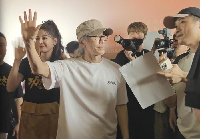 Sự đón nhận nồng nhiệt từ nhiều thế hệ khán giả trở thành nguồn động lực lớn đối với Châu Tinh Trì sau nhiều năm làm nghề. Ảnh: Sina.&nbsp;