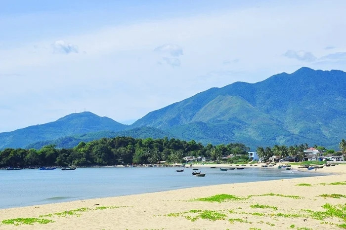 Bãi biển Xuân Thiều.