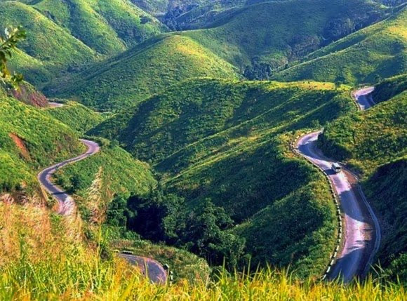 Cung đường đèo uốn lượn. Ảnh: TTO
