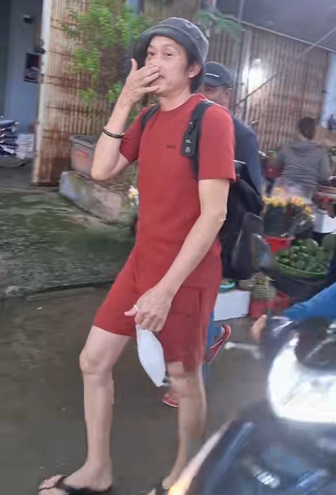 Hình ảnh Hoài Linh mang balo, trang phục đời thường đi giữa chợ mới đây. (Ảnh chụp màn hình TikTok hoangminhphuc66)